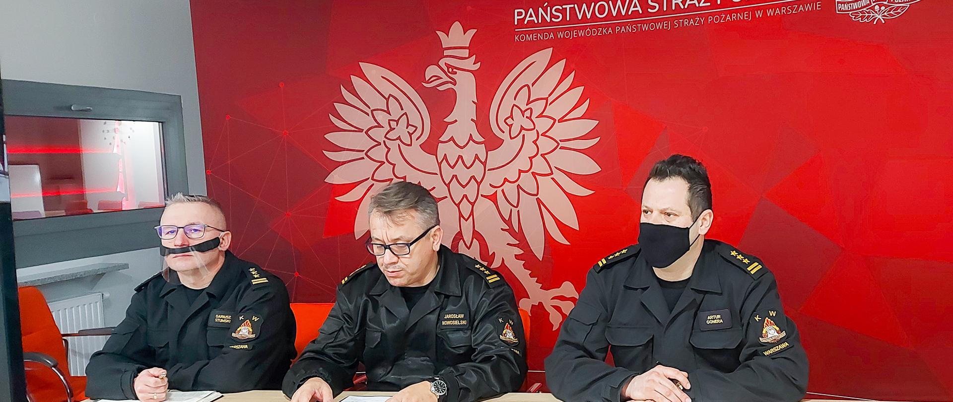 Zdjęcie na tle Państwowej Straży Pożarnej 