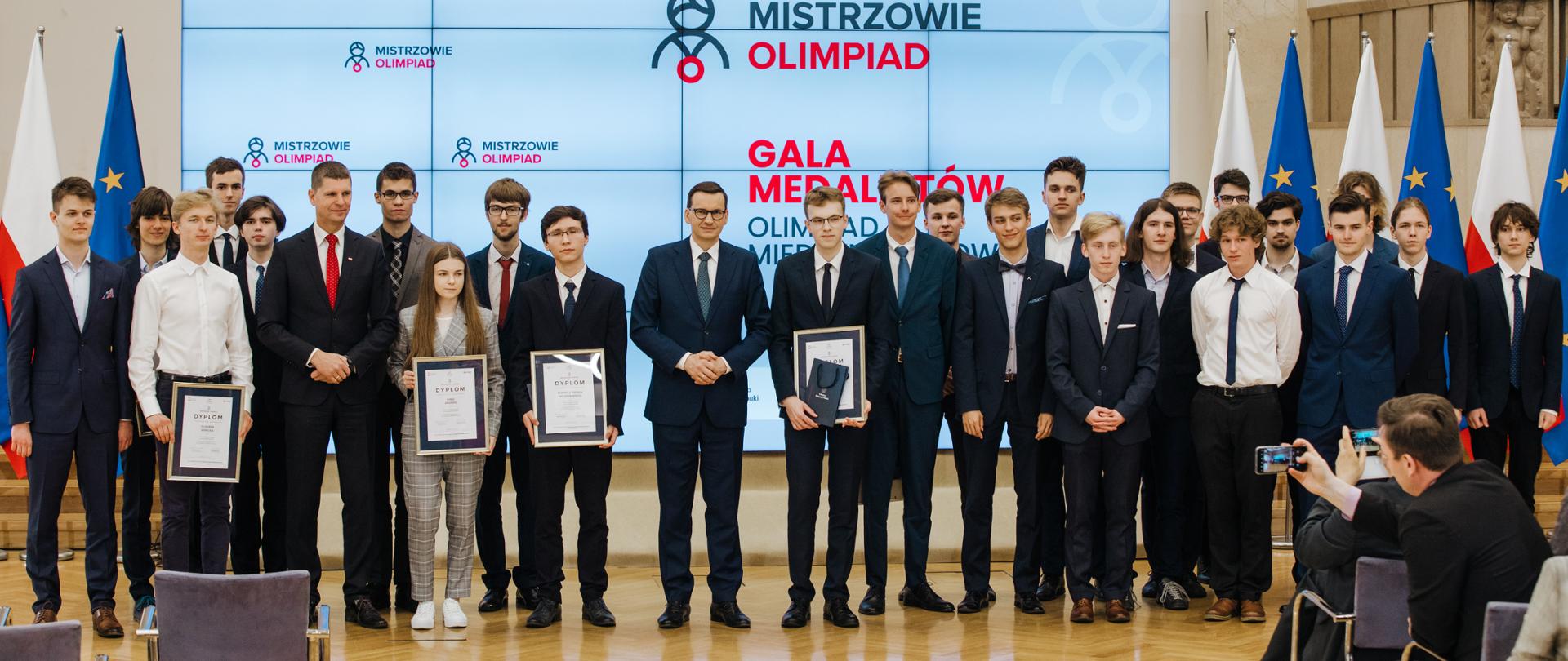 Premier Mateusz Morawiecki podczas Gali Medalistów Olimpiad Międzynarodowych za rok szkolny 2020/2021
