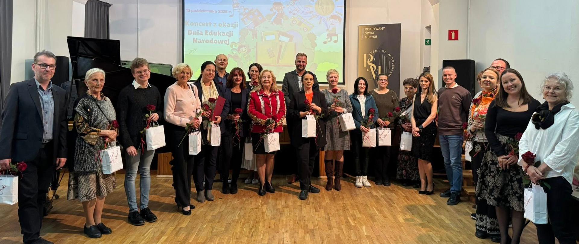 Zdjęcie przedstawiające wykonawców koncertu z okazji Dnia Edukacji Narodowej, który odbył się w szkolnej auli 13 października 2025 roku.