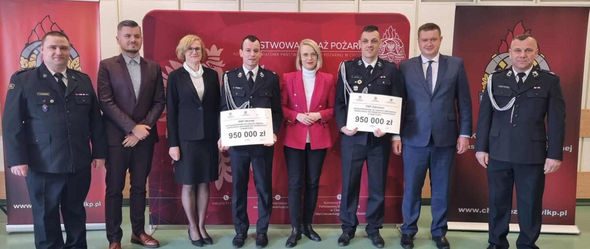 na zdjęciu strażacy oraz posłowie