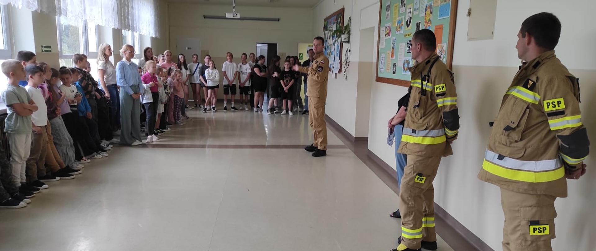 Strażacy wspierają organizacje próbnych ewakuacji w placówkach powiatu leskiego