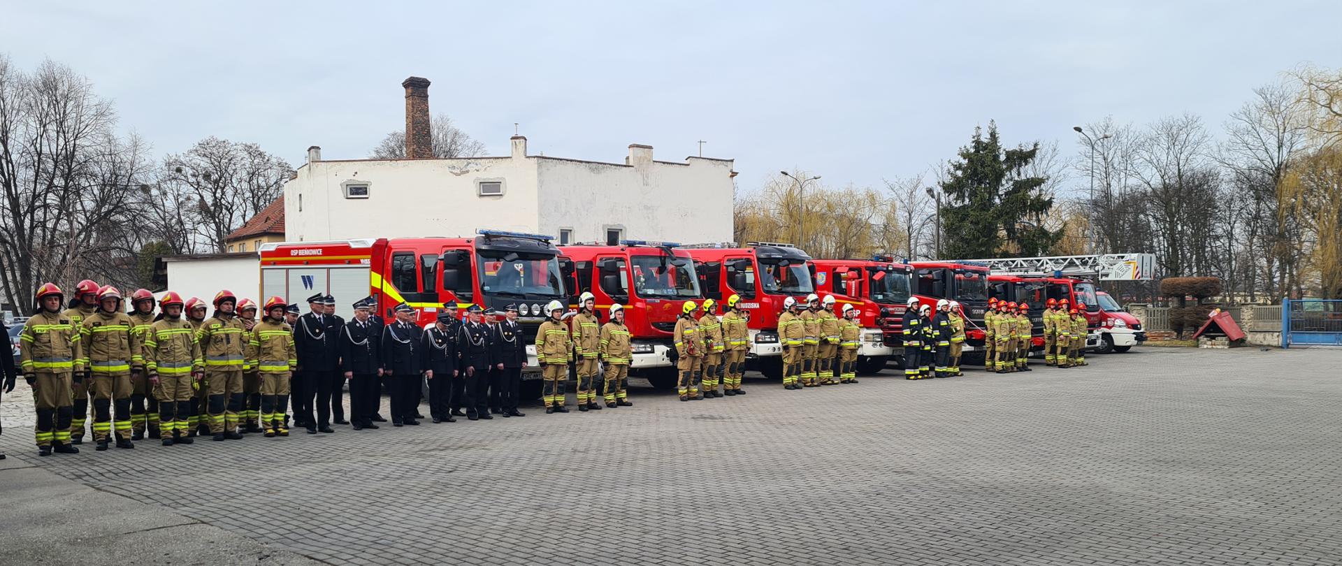 Uroczysta zbiórka z okazji włączenia dwóch jednostek do KSRG oraz przekazanie samochodów.