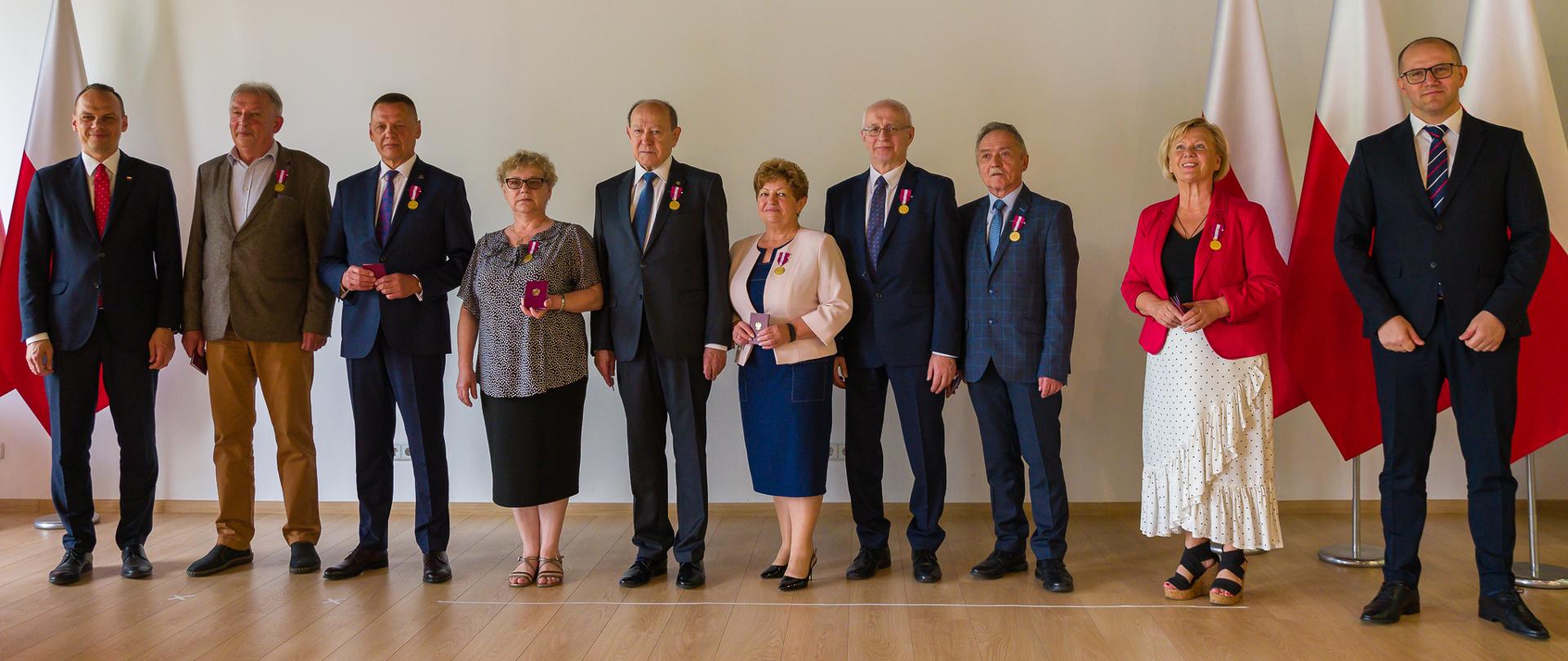 Wiceminister Infrastruktury Rafał Weber i Tomasz Żuchowski - p.o. Generalnego Dyrektora Dróg Krajowych i Autostrad po wręczeniu złotych Medali za Długoletnią Służbę.pracownikom GDDKiA