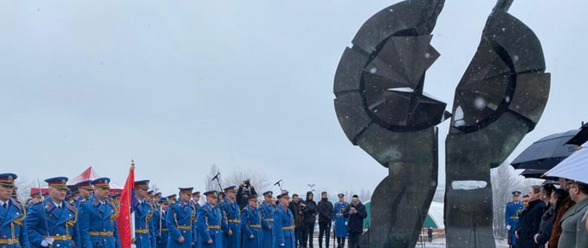Polaganjem cveća na spomenik žrtvama genocida u Drugom svetskom ratu Ambasada Republike Poljske u Beogradu je 27. januara na zvaničnoj državnoj ceremoniji povodom Međunarodnog dana sećanja na Holokaust odala poštu žrtvama.