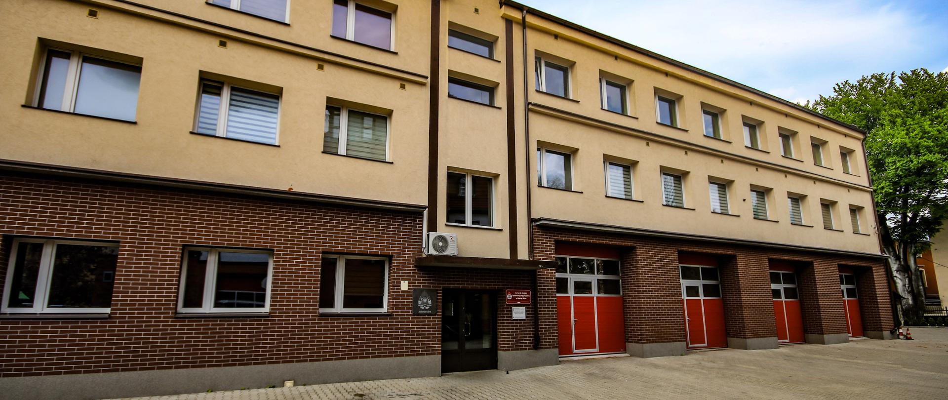 Zdjęcie przedstawia budynek Komendy Miejskiej Państwowej Straży Pożarnej w Jeleniej Górze.