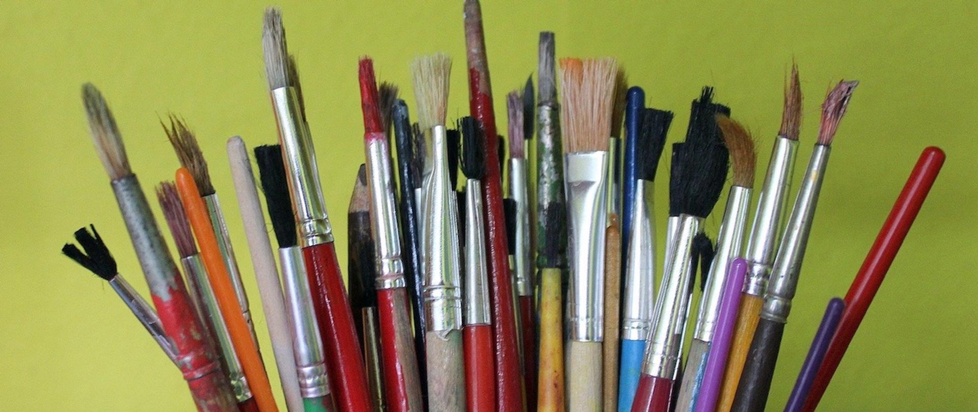 pędzle do malowania farbami w kubku