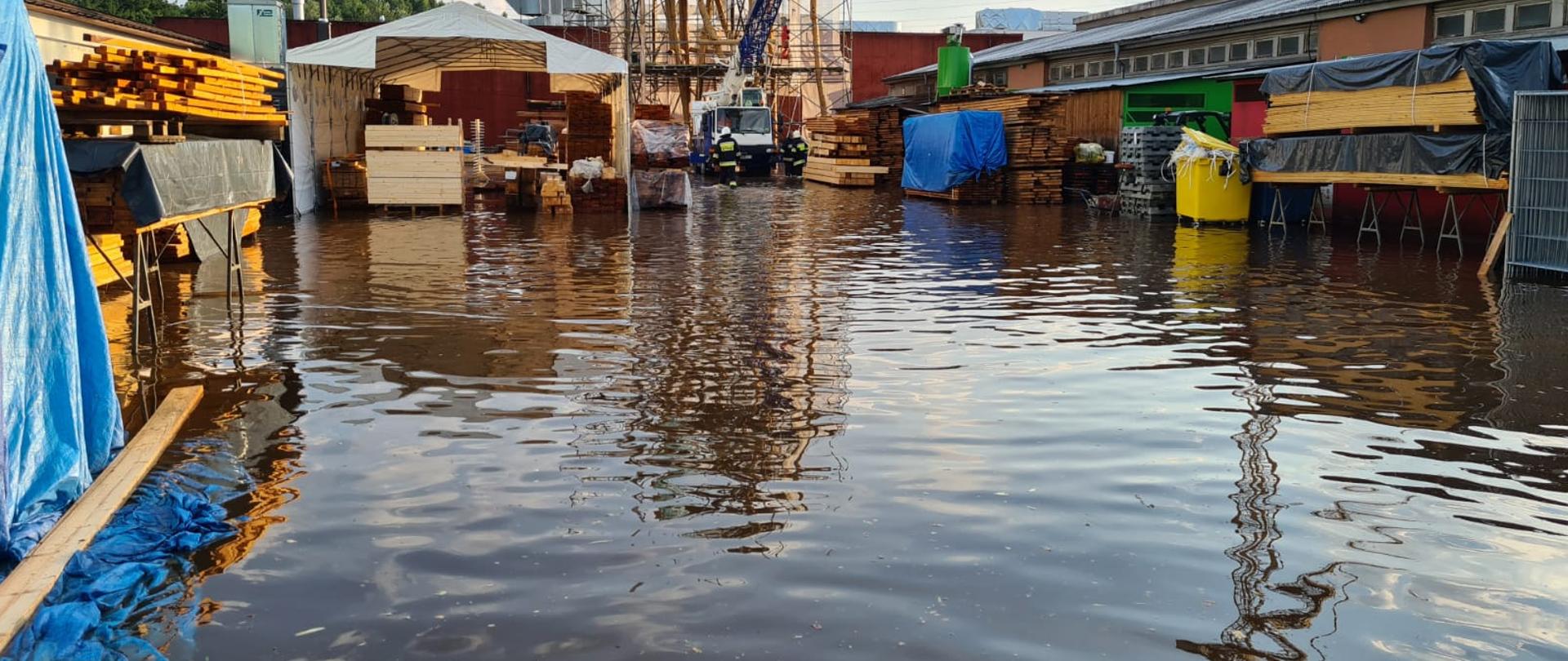 Zalany plac pomiędzy budynkami