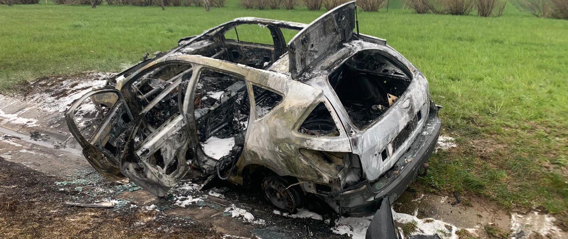 Zdjęcie przedstawia spalony pojazd