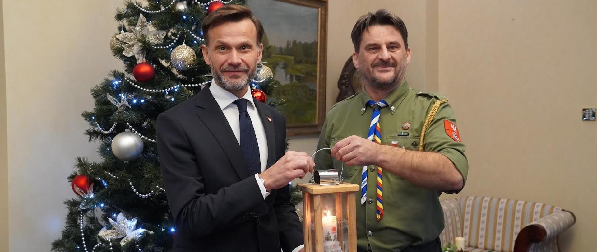 Komendant Hufca ZHP Białystok Krzysztof Jakubowski przekazuje wojewodzie podlaskiemu Jackowi Brzozowskiemu Betlejemskie Światło Pokoju