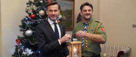 Komendant Hufca ZHP Białystok Krzysztof Jakubowski przekazuje wojewodzie podlaskiemu Jackowi Brzozowskiemu Betlejemskie Światło Pokoju