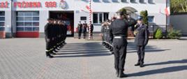 Dowódca JRG składa meldunek Komendantowi Powiatowemu PSP o rozpoczęciu uroczystej zmiany służby