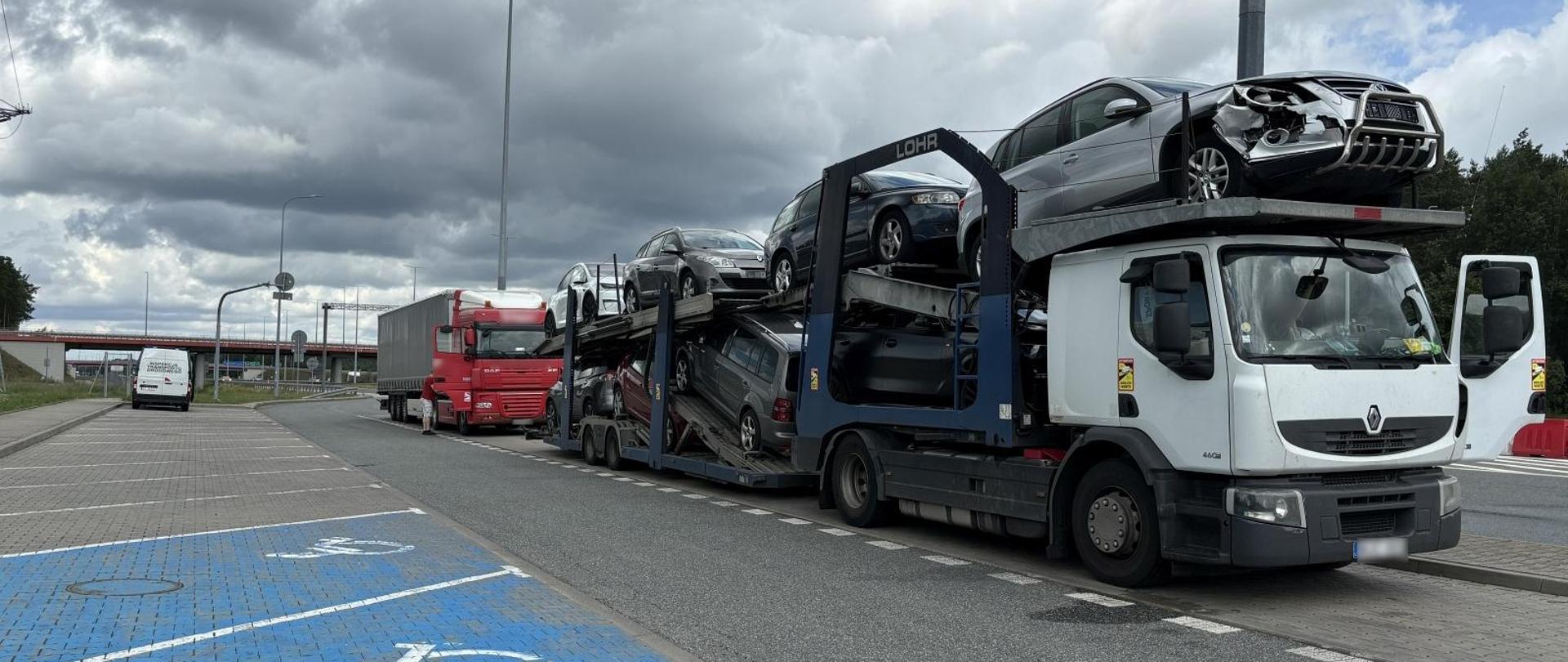 Pojazdy stojące na punkcie kontrolnym jeden za drugim, w tle widoczny bus inspektorski