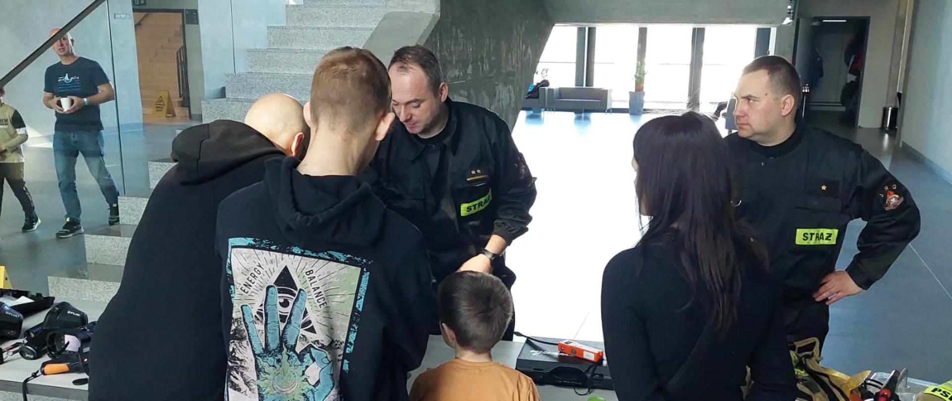 Młodzież na stanowisku strażaków