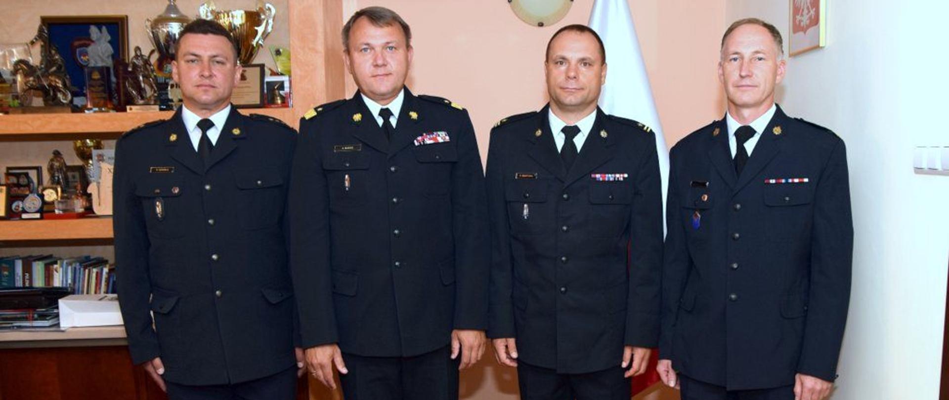 Wspólne zdjęcie nowo powołanych komendantów wraz z komendantem wojewódzkim