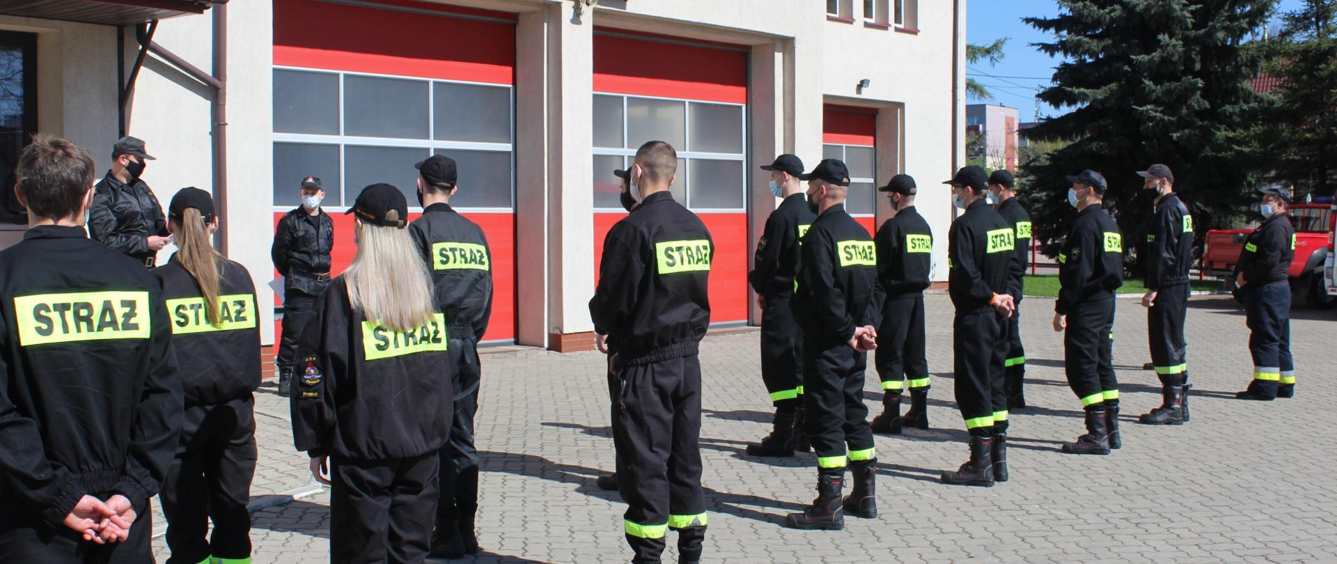 Uroczysta zbiórka z okazji zakończenia szkolenia - rozdanie zaświadczeń.