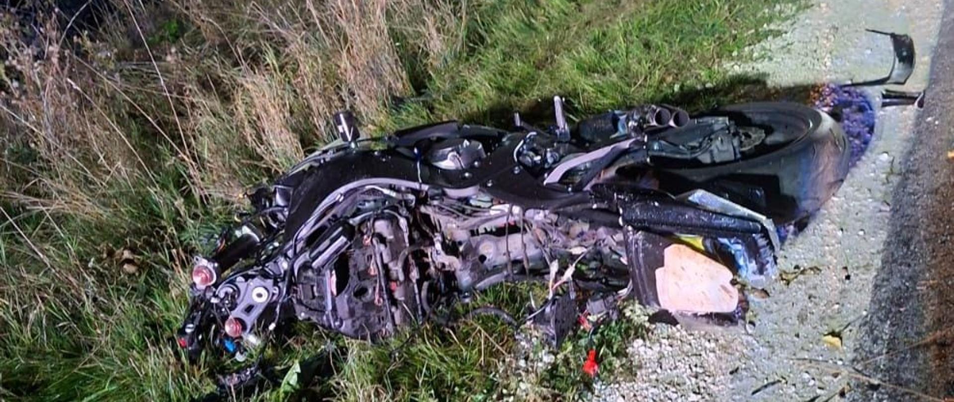 Rozbity motocykl uczestniczący w wypadku.