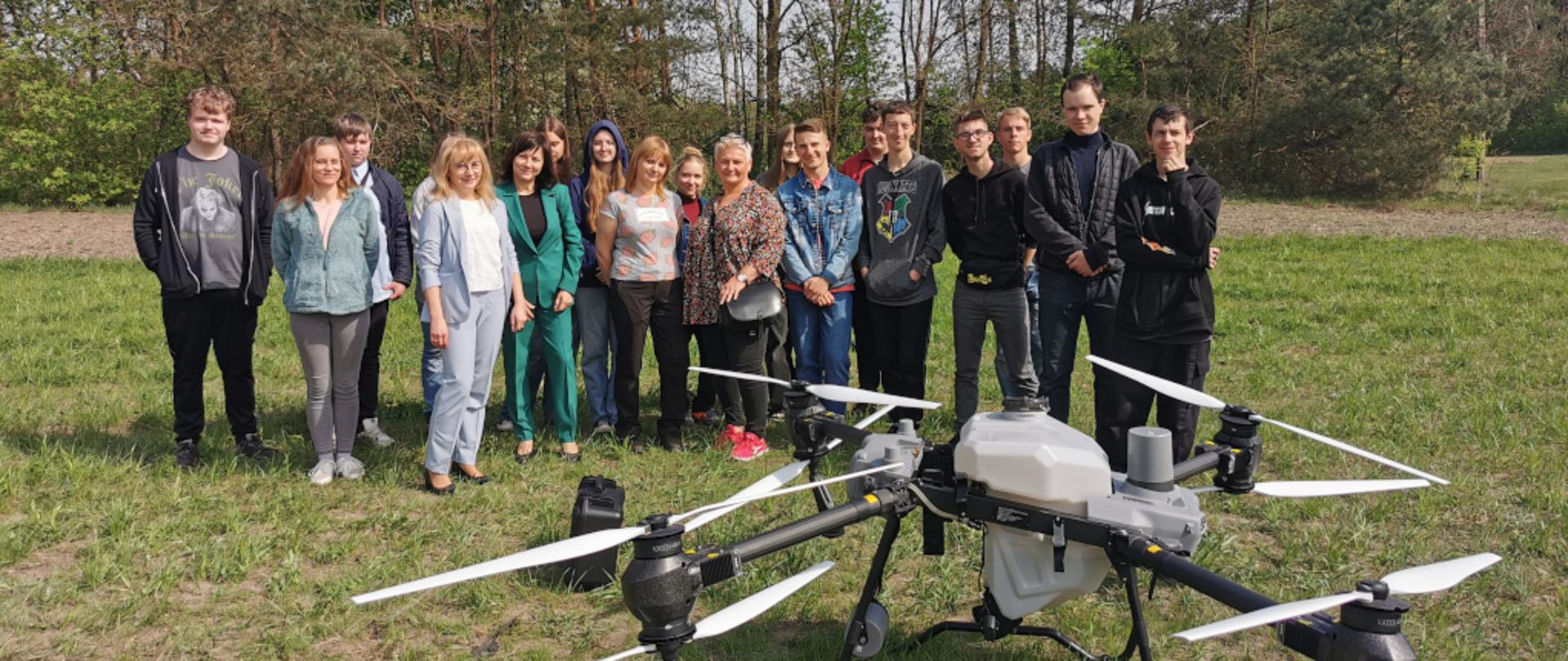 Młodzież szkolna wraz z prowadzącymi spotkanie pracownikami WIORiN