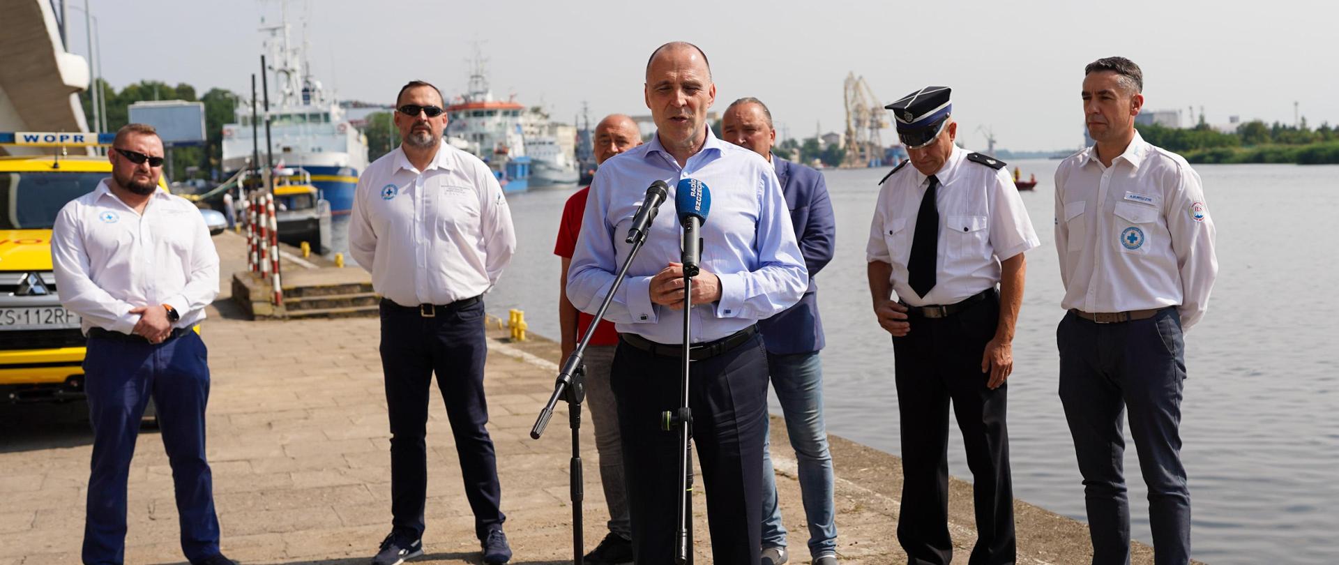 briefing nad Odrą przed przekazaniem umów na dofinansowanie ratownictwa wodnego