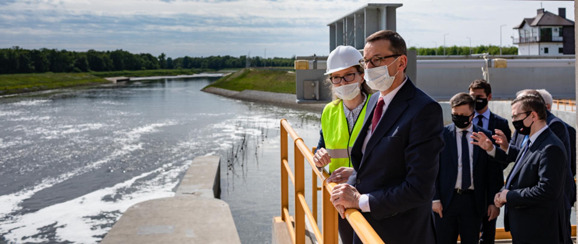 Premier w Malczycach podczas zwiedzania.