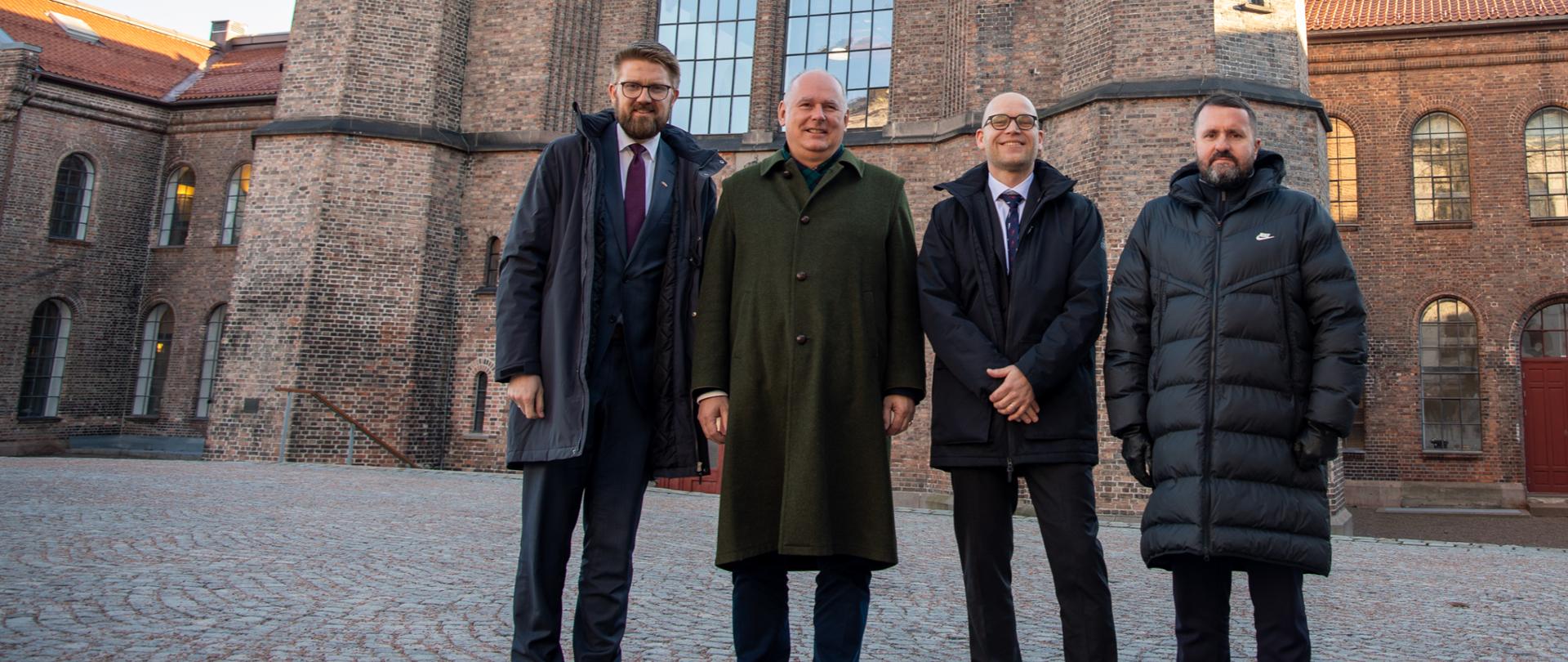 W piątek, 7 lutego br. w Oslo, sekretarz stanu w MON Paweł Zalewski oraz podsekretarz stanu w Ministerstwie Spraw Zagranicznych Robert Kupiecki wspólnie z delegacją MON oraz MSZ wzięli udział w konsultacjach wiceministrów spraw zagranicznych i obrony Rzeczypospolitej Polskiej i Królestwa Norwegii tzw. Mała Kwadryga.
