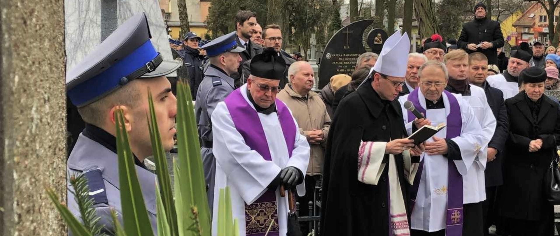 Uroczystości żałobne na cmentarzu katolickim przy ul. Płońskiej. 