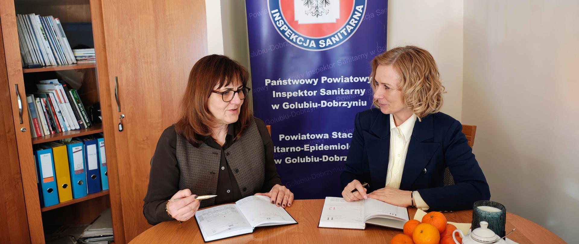 Zdjęcie przedstawia Inspektora Sanitarnego p. Iwonę Malinowską i Prezesa Szpitala Powiatowego Spółka z o.o. w Golubiu- Dobrzyniu podczas narady.