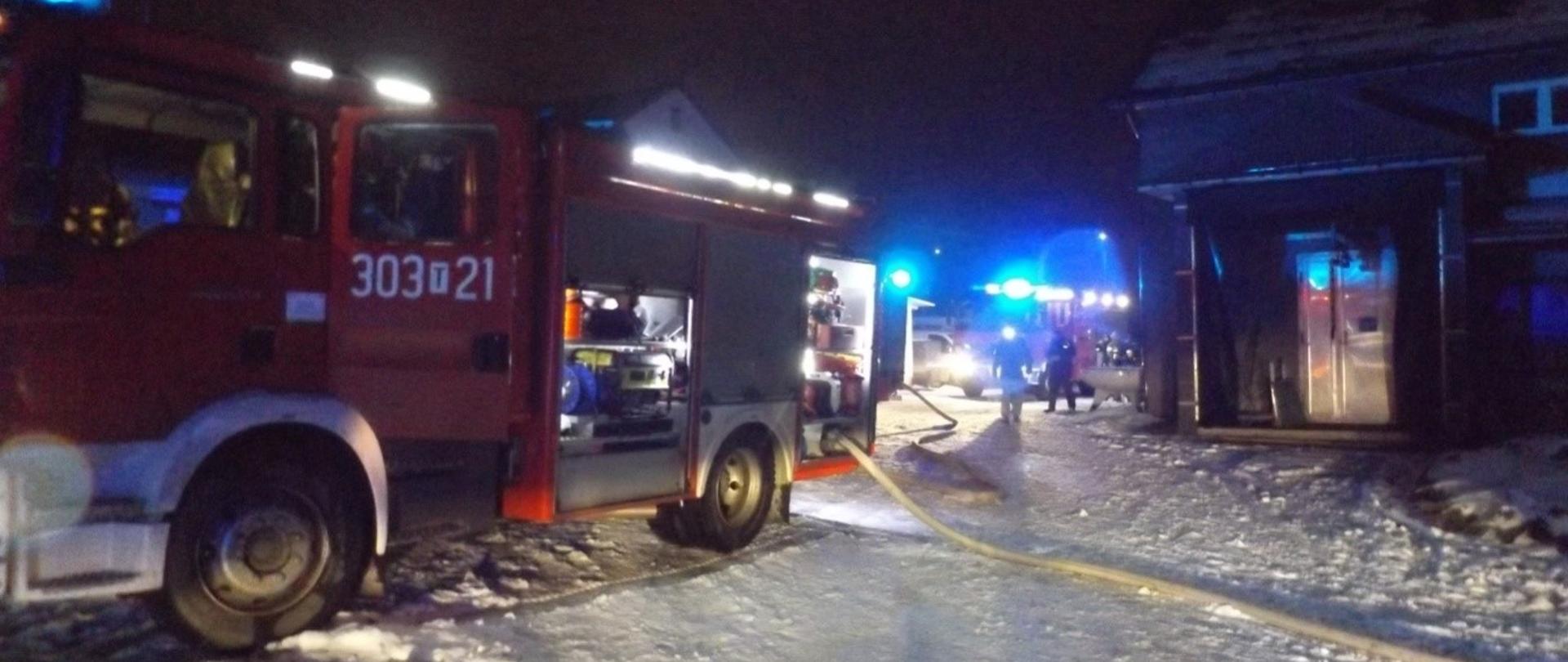 Na zdjęciu widoczne są samochody pożarnicze biorące udział w gaszeniu
pożaru kotłowni. Z pojazdów rozwinięte zostały linie główne, gaśnicze i
zasilające.