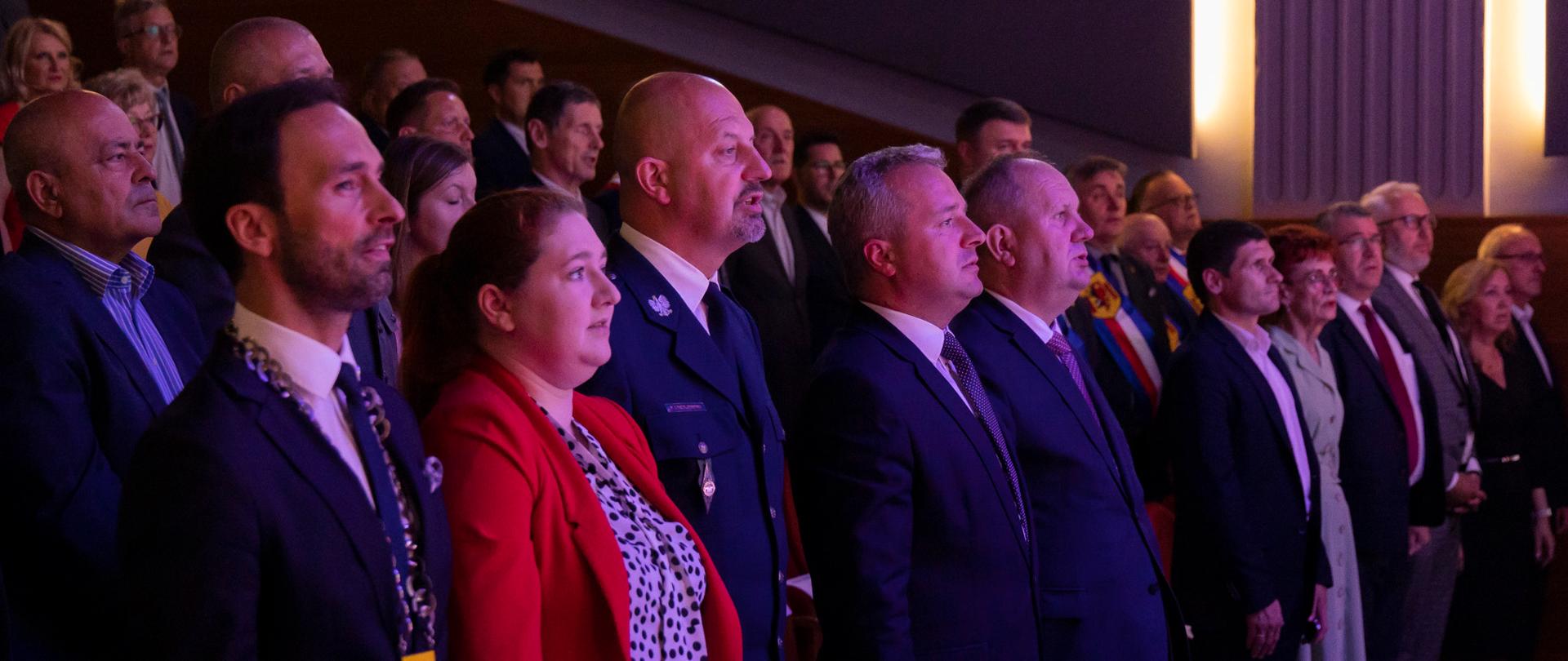 Wiele osób podczas sesji