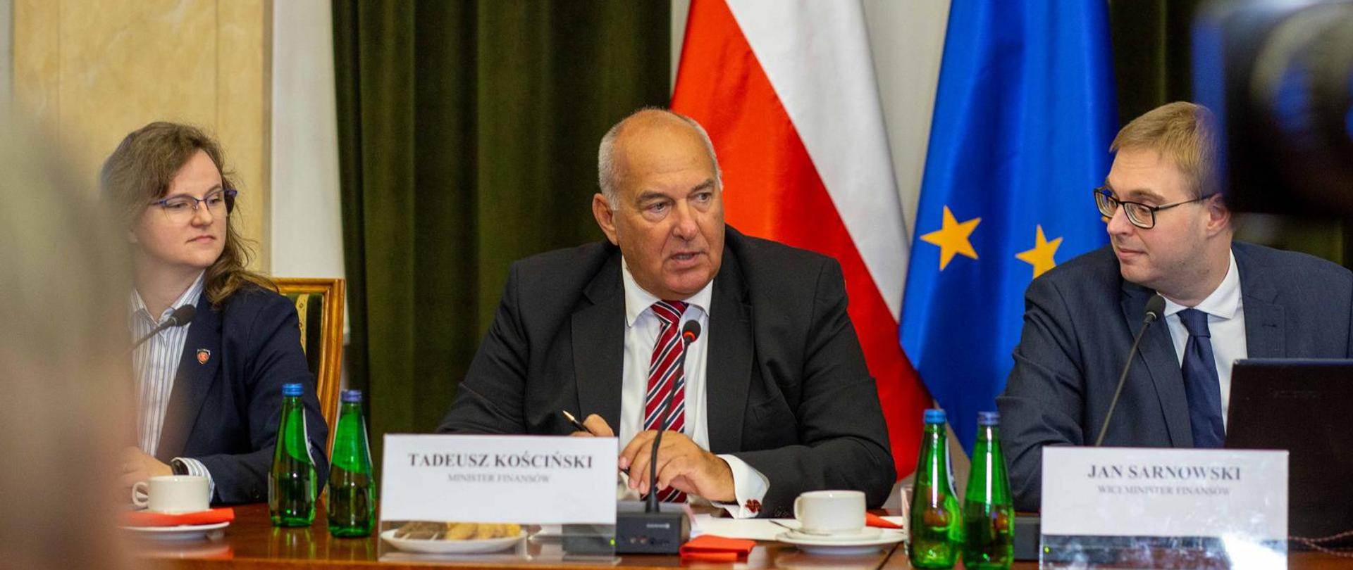 Minister T. Kościński wraz ze współpracowniczkami przemawia podczas konferencji 