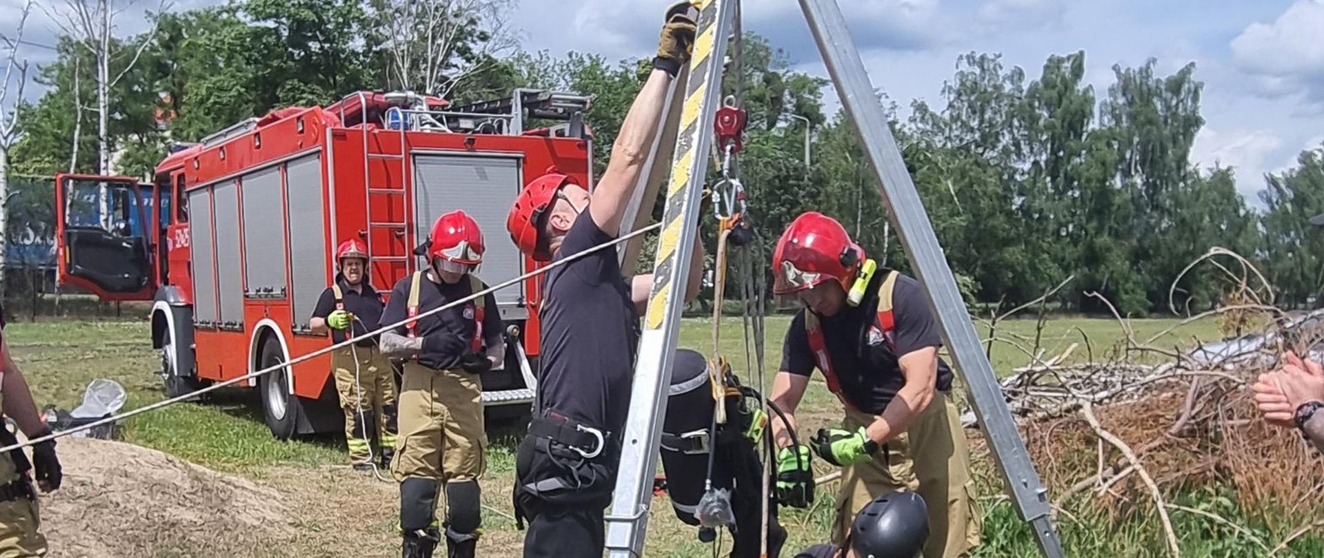 W czerwcu br. zmiany służbowe Jednostki Ratowniczo – Gaśniczej Państwowej Straży Pożarnej w Obornikach przeprowadziły cykl szkoleń w ramach doskonalenia zawodowego, w szczególności z zakresu ratownictwa wysokościowego, technicznego oraz z zakresu gaszenia pożarów wewnętrznych.