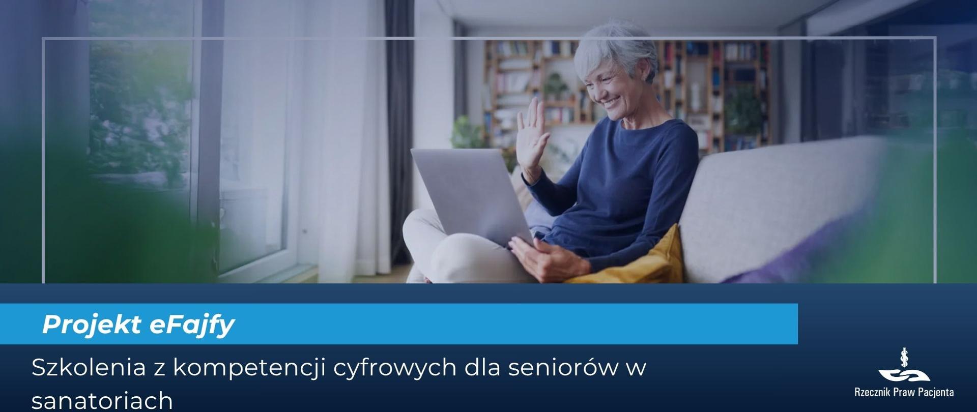 Na grafice widać uśmiechniętą starszą kobietę siedzącą wygodnie na jasnej sofie w nowocześnie urządzonym wnętrzu. Kobieta trzyma na kolanach laptop i wykonuje gest dłonią, jakby uczestniczyła w rozmowie online lub wideokonferencji. W tle znajdują się duże okna oraz półki z książkami i roślinami. Dolna część grafiki zawiera niebieski pasek z napisem „Projekt eFajfy”, a poniżej znajduje się tekst: „Szkolenia z kompetencji cyfrowych dla seniorów w sanatoriach”. W prawym dolnym rogu widoczne jest logo Rzecznika Praw Pacjenta.
