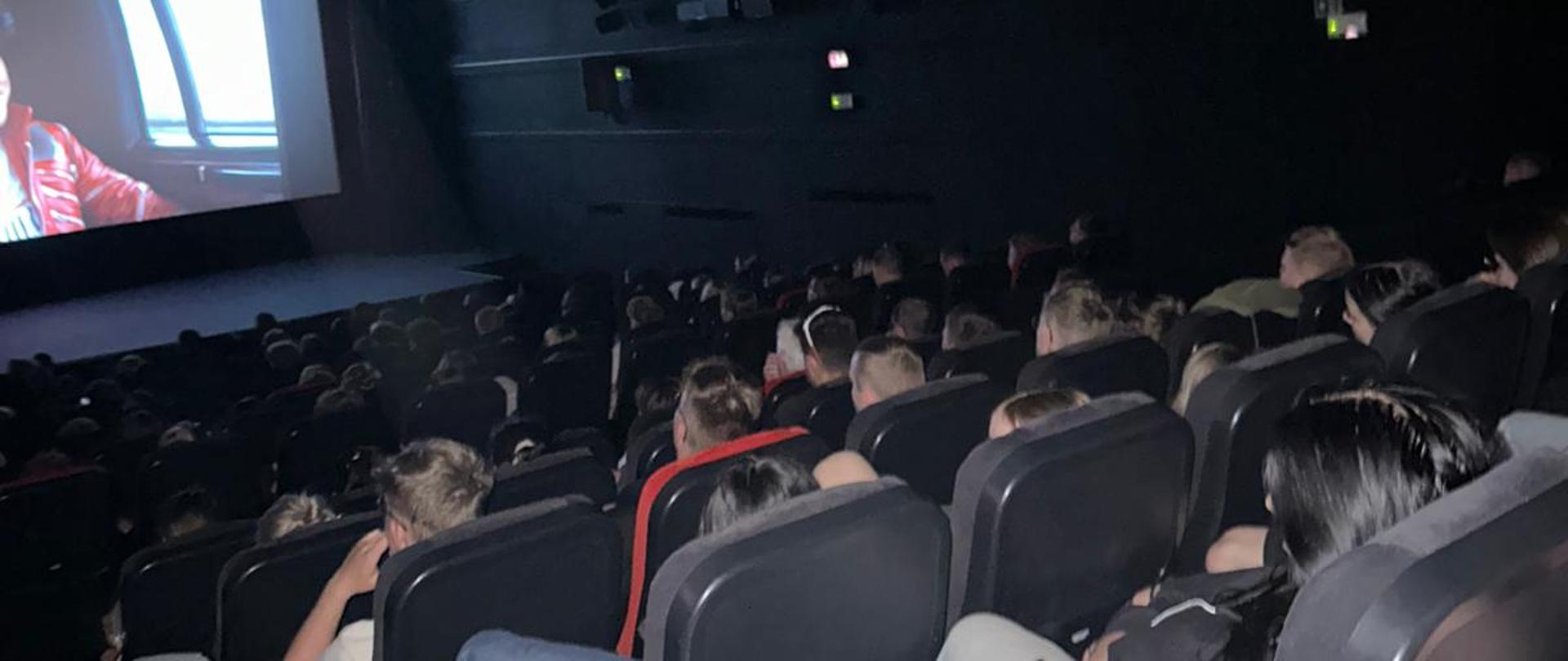 Młodzież podczas seansu w kinie