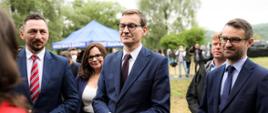 Premier stoi wśród ludzi.