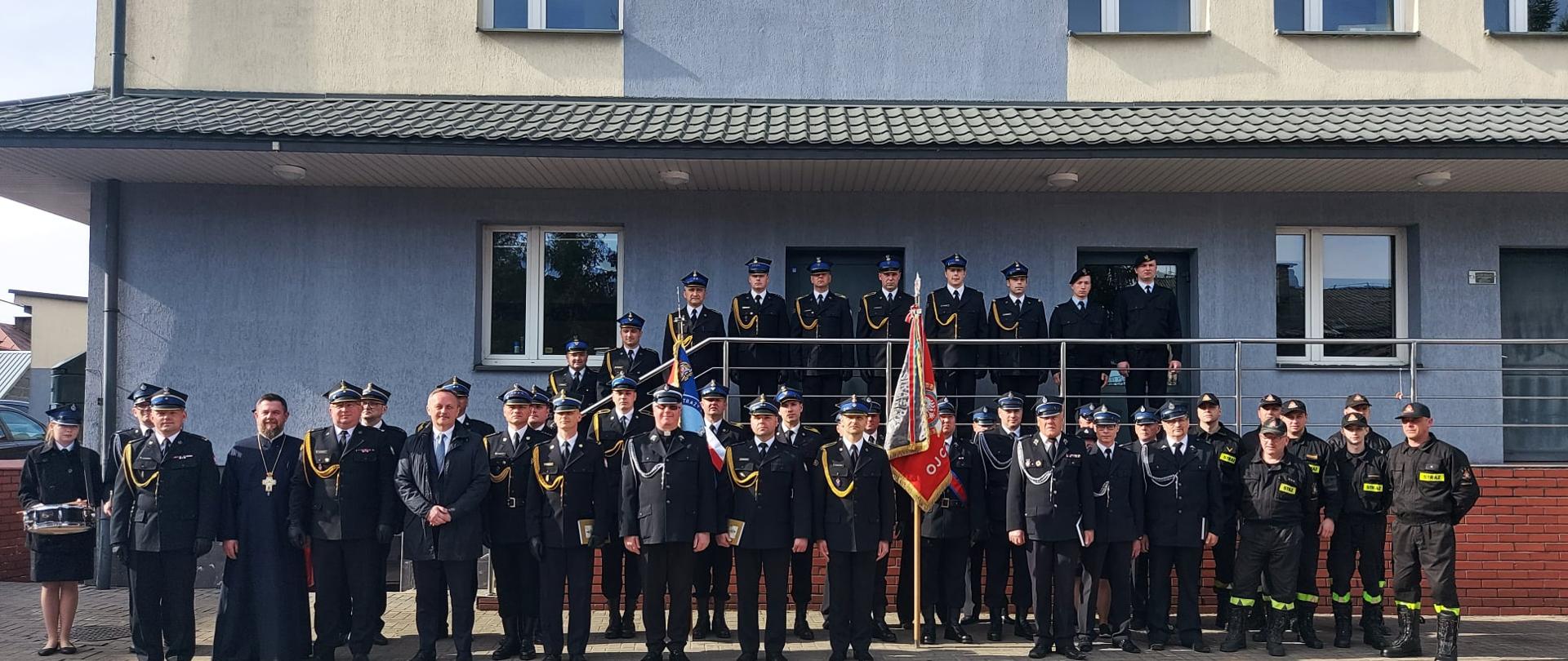 Uczestnicy uroczystej zbiórki z okazji Dnia Strażaka