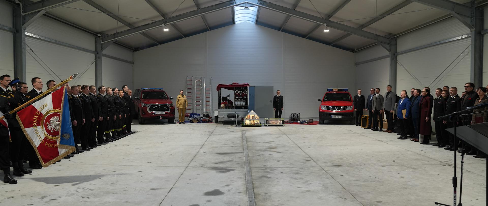 Sztandar straży pożarnej w Rypinie w nowym magazynie obrony cywilnej 