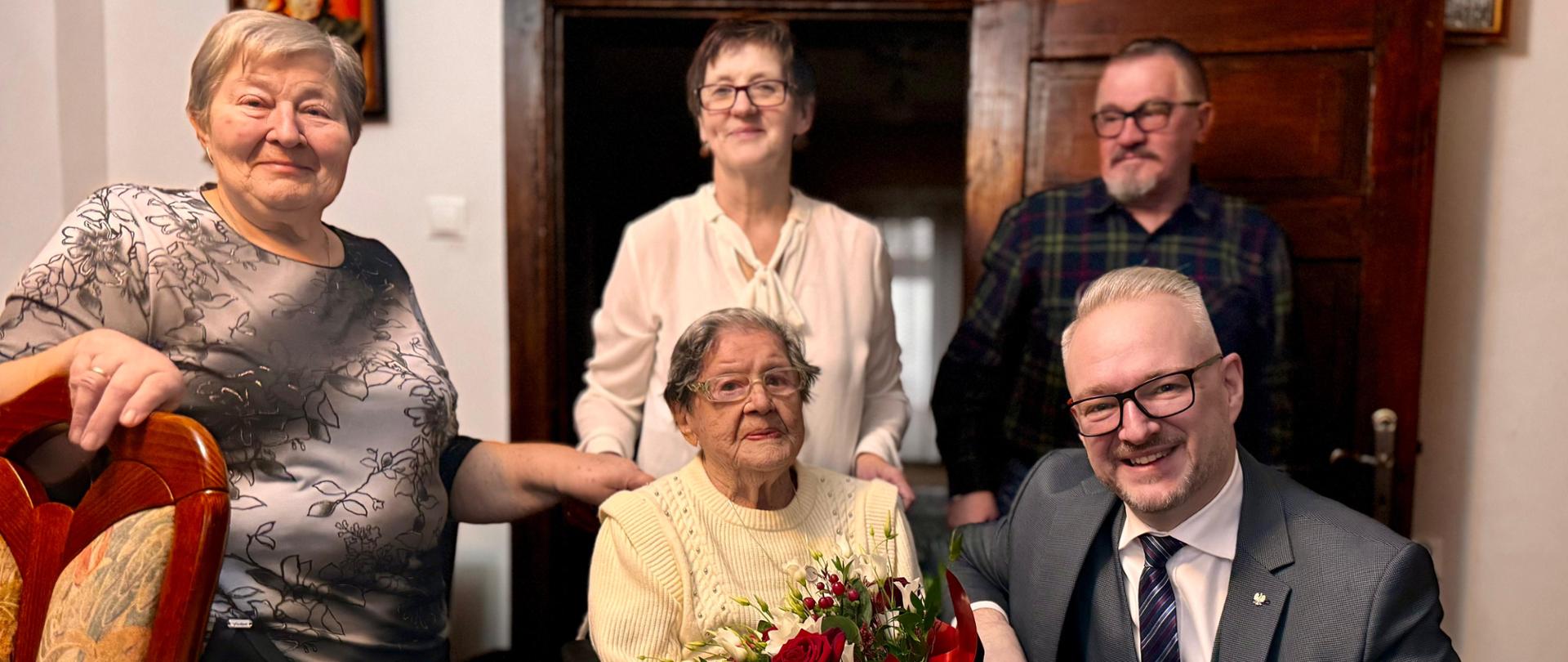 Wojewoda Radosław Król w odwiedzinach u Pani Czesławy Owczarczyk z okazji jej 105. urodzin. 