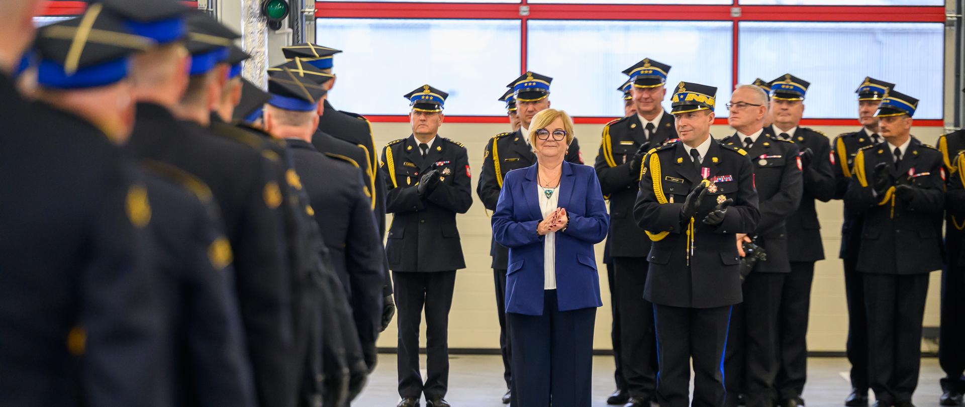 Zdjęcie przedstawia podkarpackich strażaków i wojewodę podkarpackiego Teresę Kuubas-Hul