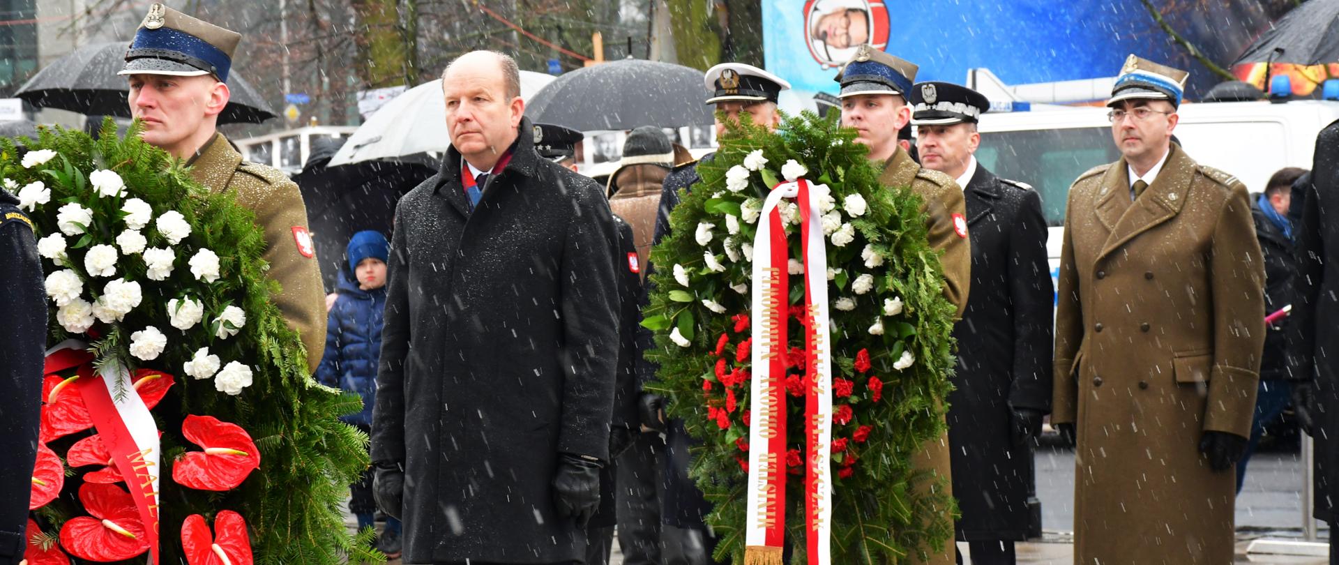 W hołdzie żołnierzom AK Wojewoda Mazowiecki złożył wieniec przed pomnikiem. 