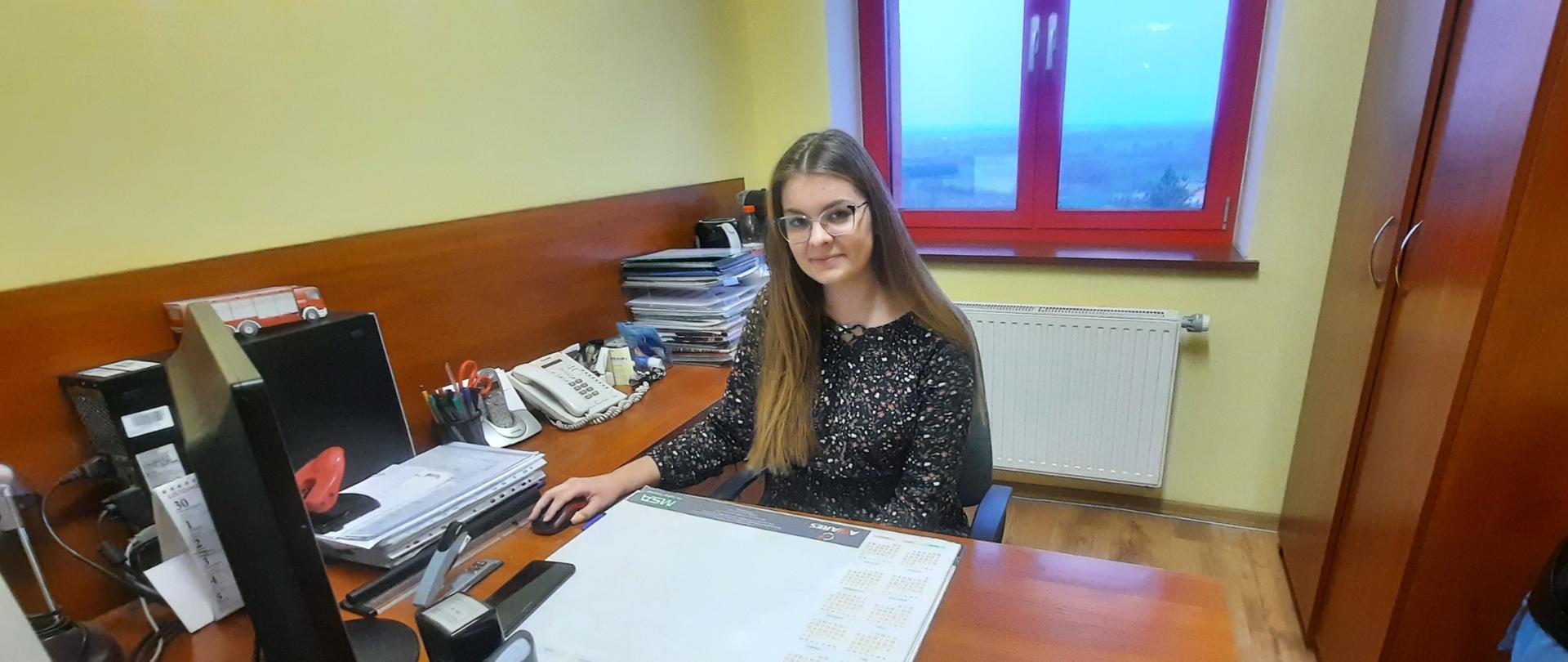 Na zdjęciu sekretarka komendanta KP PSP Chełmno