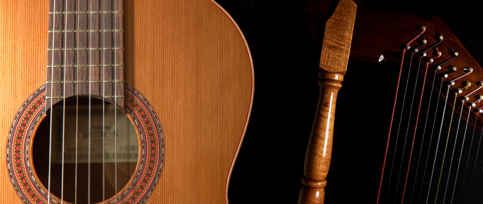 Kolorowe zdjęcie zbliżenie na środkową część gitary (z lewej strony) i górną część harfy (z prawej strony). Oba instrumenty znajdują się na czarnym tle.