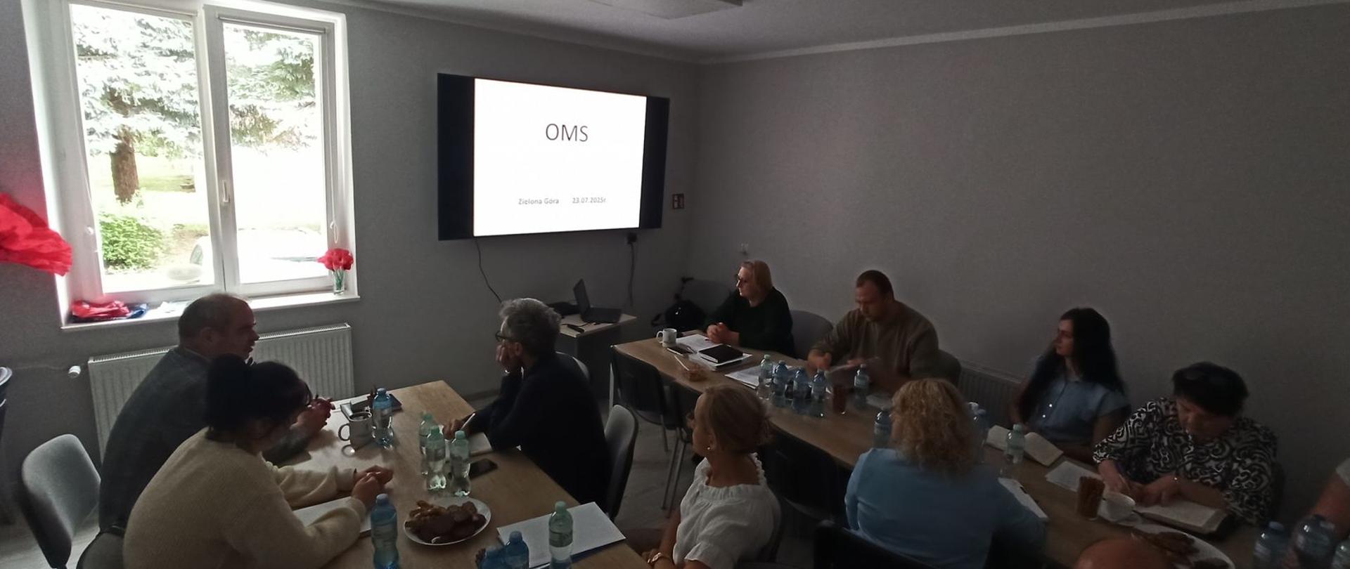 Grupa osób uczestniczących w spotkaniu