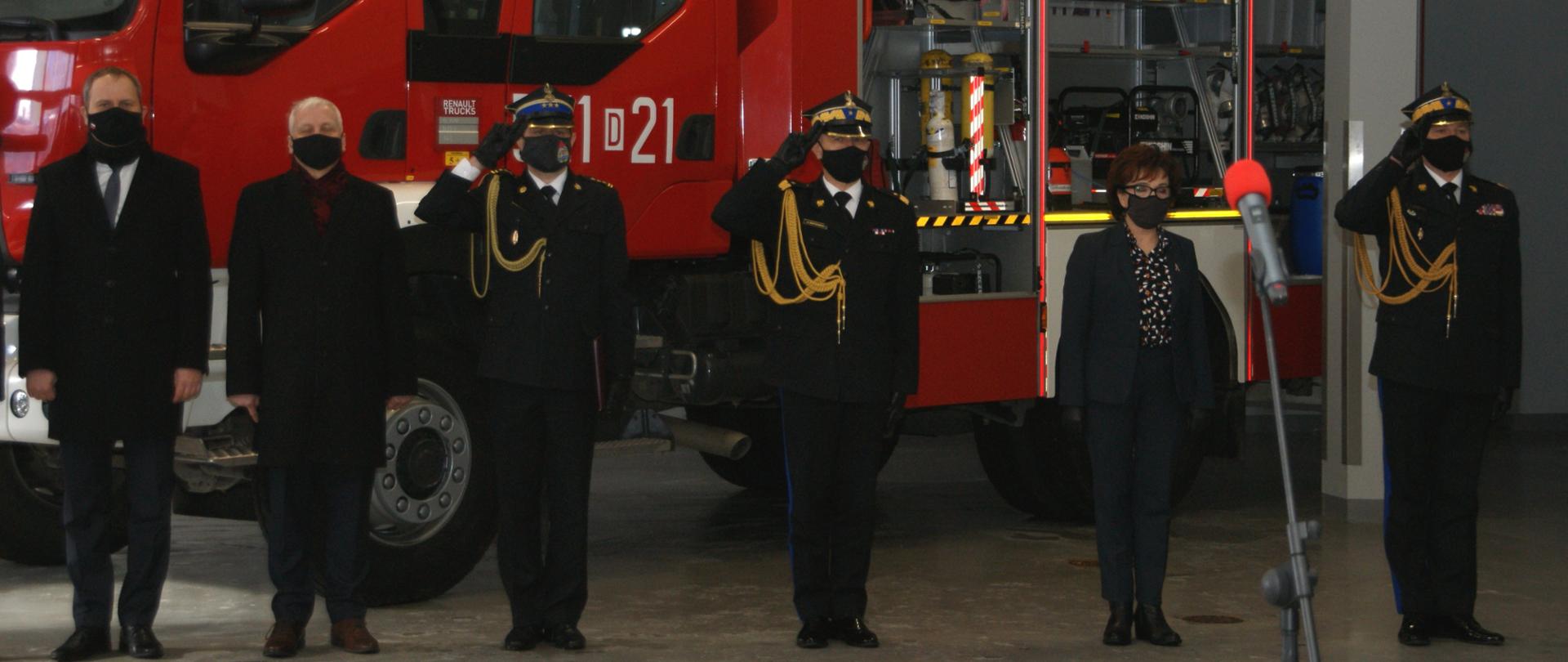 Goście zaproszeni na uroczystość w tle samochody pożarnicze