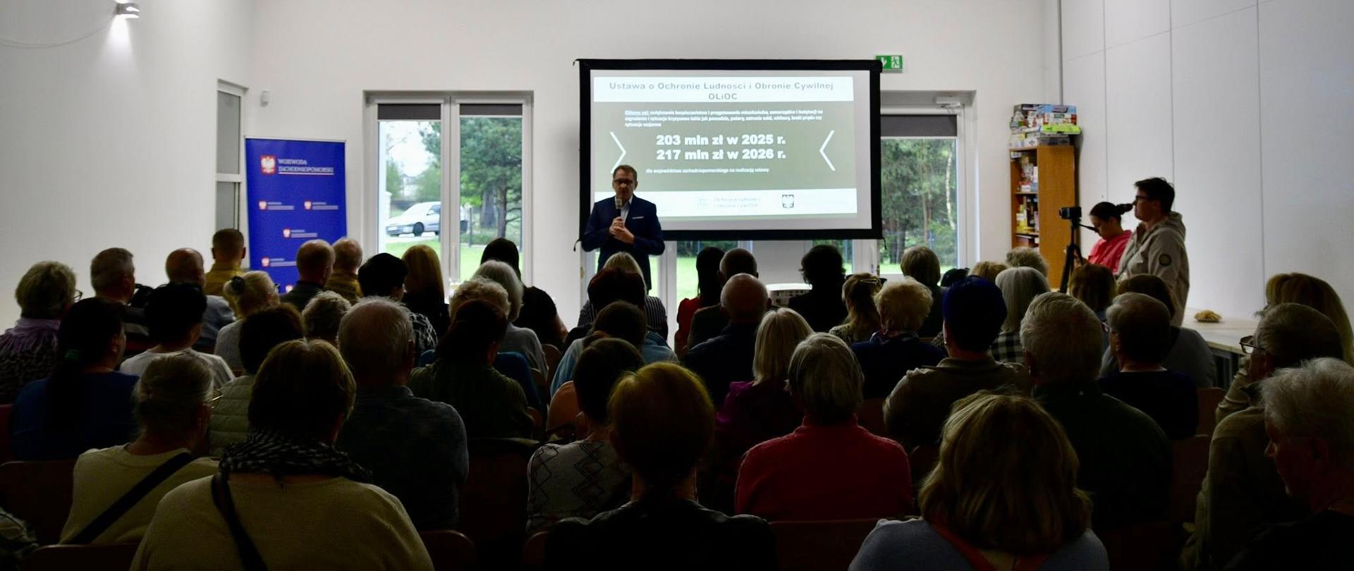 wicewojewoda prowadzi lekcję obywatelską 