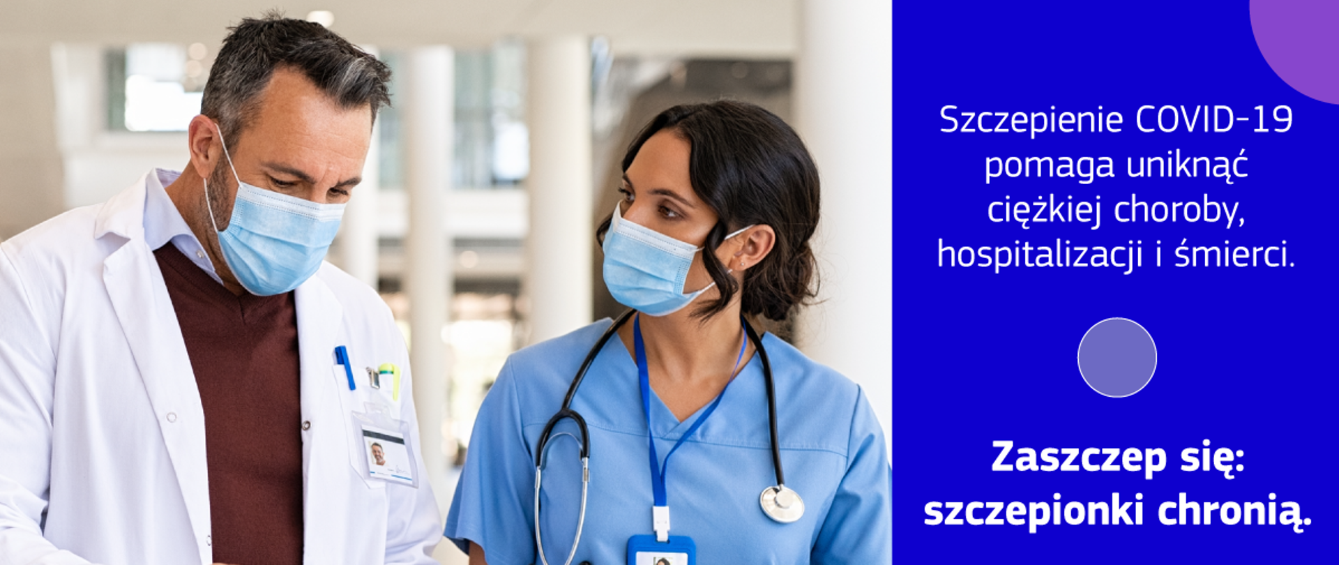 Na grafice po lewej stronie znajduje się zdjęcie kobiety i mężczyzny (lekarzy), na którym znajduje się napis: #UnitedInProtection. Po ich prawej stronie widnieje napis: Szczepienie COVID-19 pomaga uniknąć ciężkiej choroby, hospitalizacji i śmierci. Zaszczep się: szczepionki chronią. Poniżej znajduje się logo Komisji Europejskiej. Tło jest granatowe.