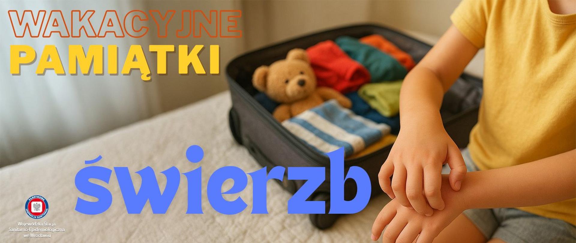 Wnętrze dziecięcego pokoju po powrocie z wakacji: walizka otwarta na łóżku, w środku kolorowe ubrania, maskotka, ręcznik w paski, na pierwszym planie widoczna dłoń dziecka, która lekko się drapie w okolicy nadgarstka.