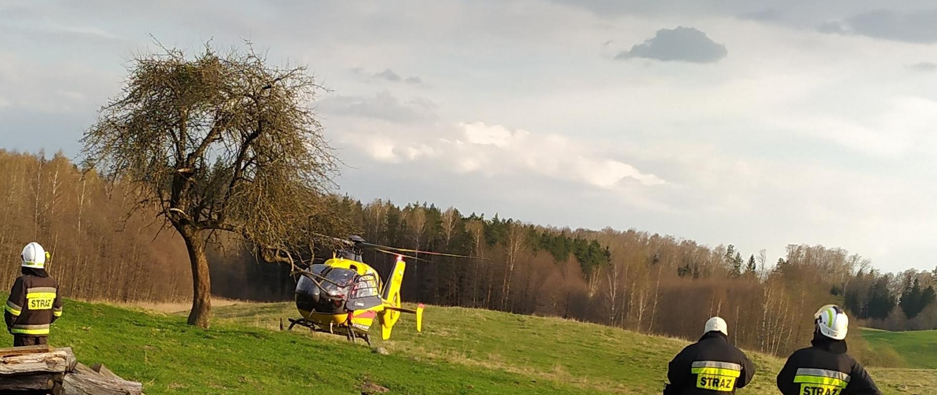 Zdjęcie przedstawia śmigłowiec Lotniczego Pogotowia Ratunkowego, którym osoba poszkodowana przygnieciona przez ciągnik rolniczy, została przetransportowana do szpitala