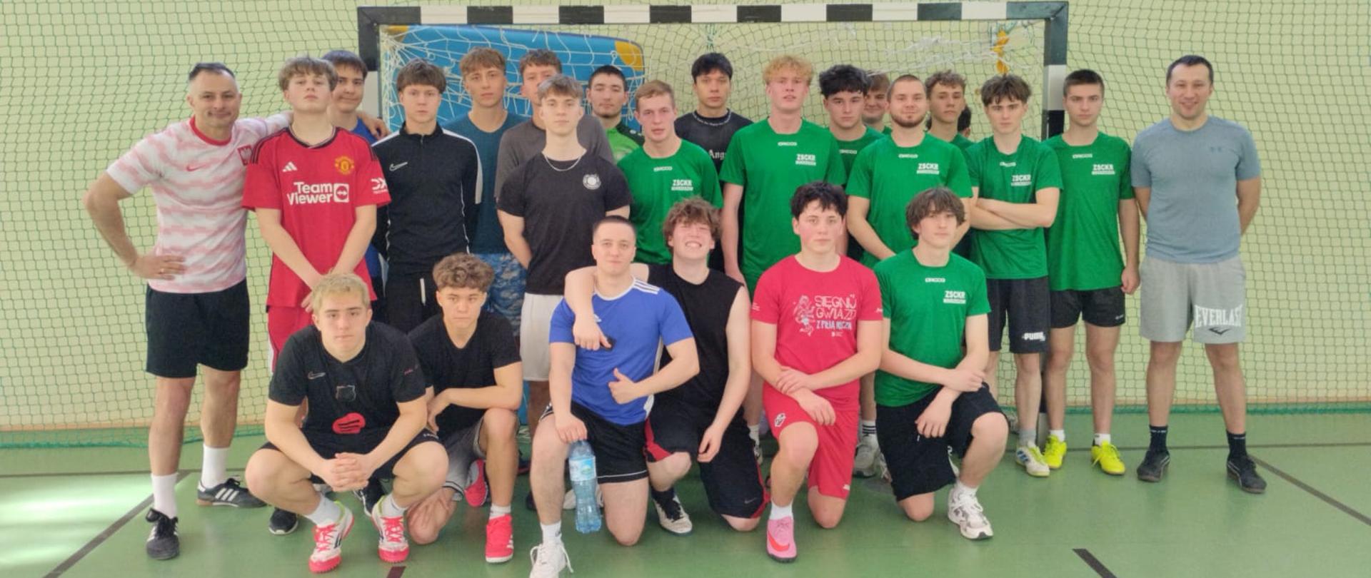 Uczniowie pozujący w strojach sportowych 