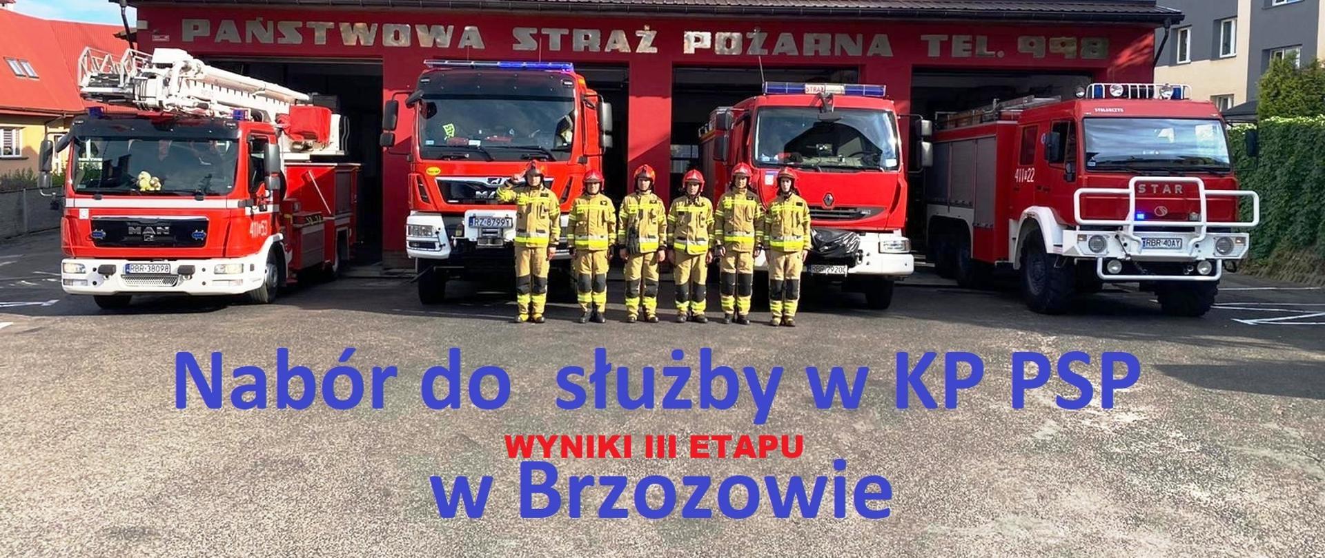 Ogłoszenie o naborze do służby na tle kolorowej fotografii z zastępem strażaków, samochodami pożarniczymi i częścią frontową budynku z garażami. Wyniki III etapu.
