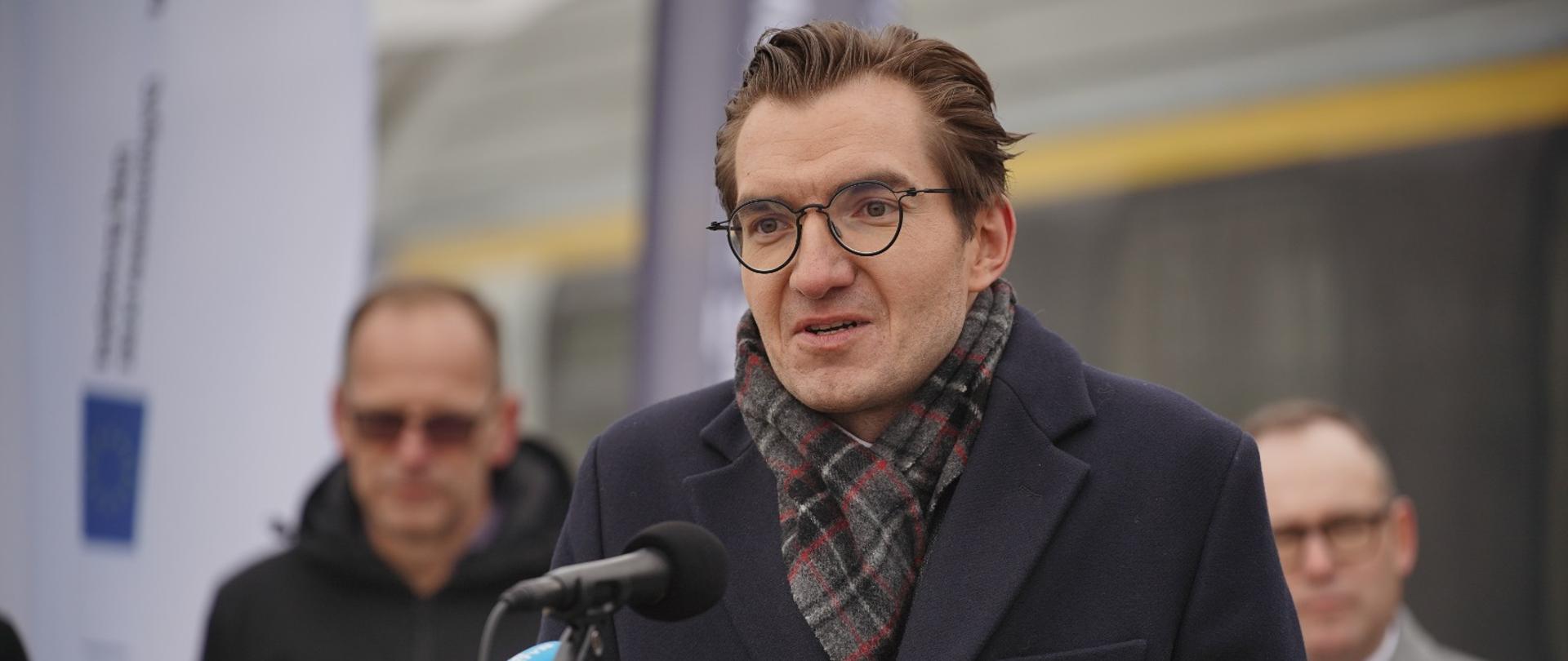 Na zdjęciu wiceminister Jan Szyszko przed mikrofonami odpowiada na pytania dziennikarzy