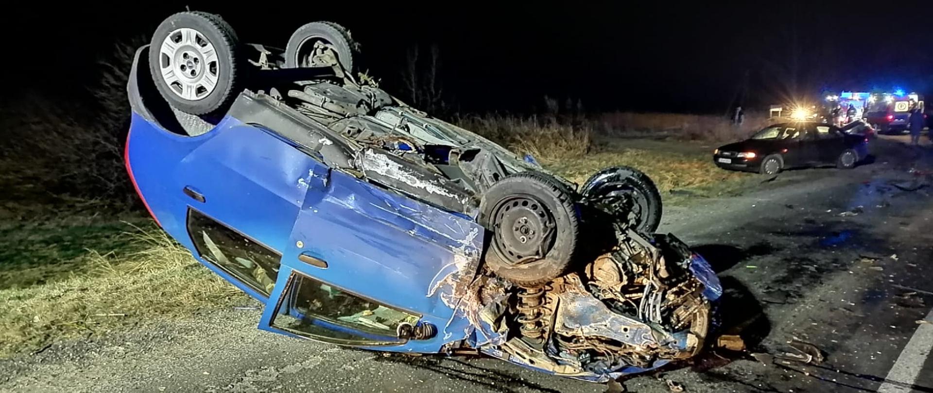 Rozbity czerwony samochód - Wypadek z udziałem 2 samochodów osobowych na DW 385 w pobliżu miejscowości Grodków